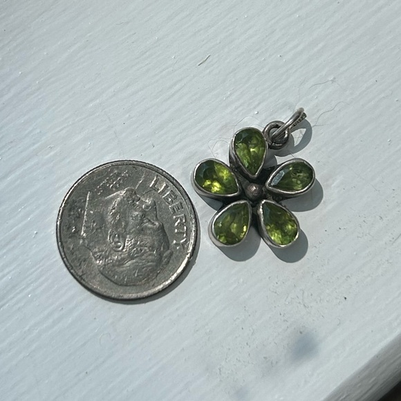 Sterling silver & peridot flower pendant - Picture 4 of 4